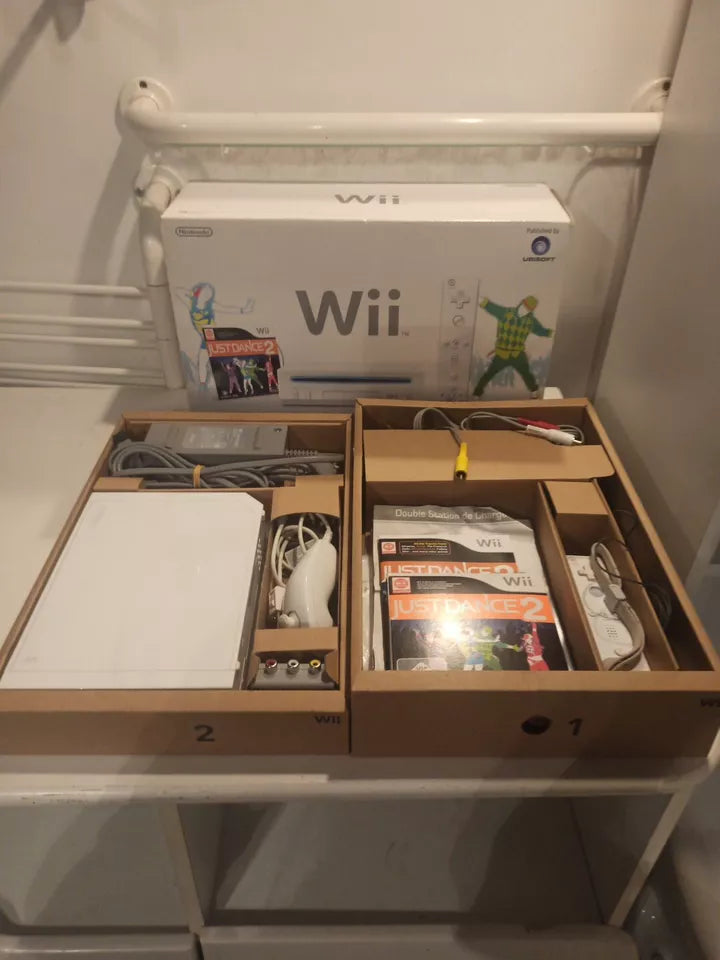 Console Wii Pack Just Danse 2 en boite avec cale et notice trés bonne état pal